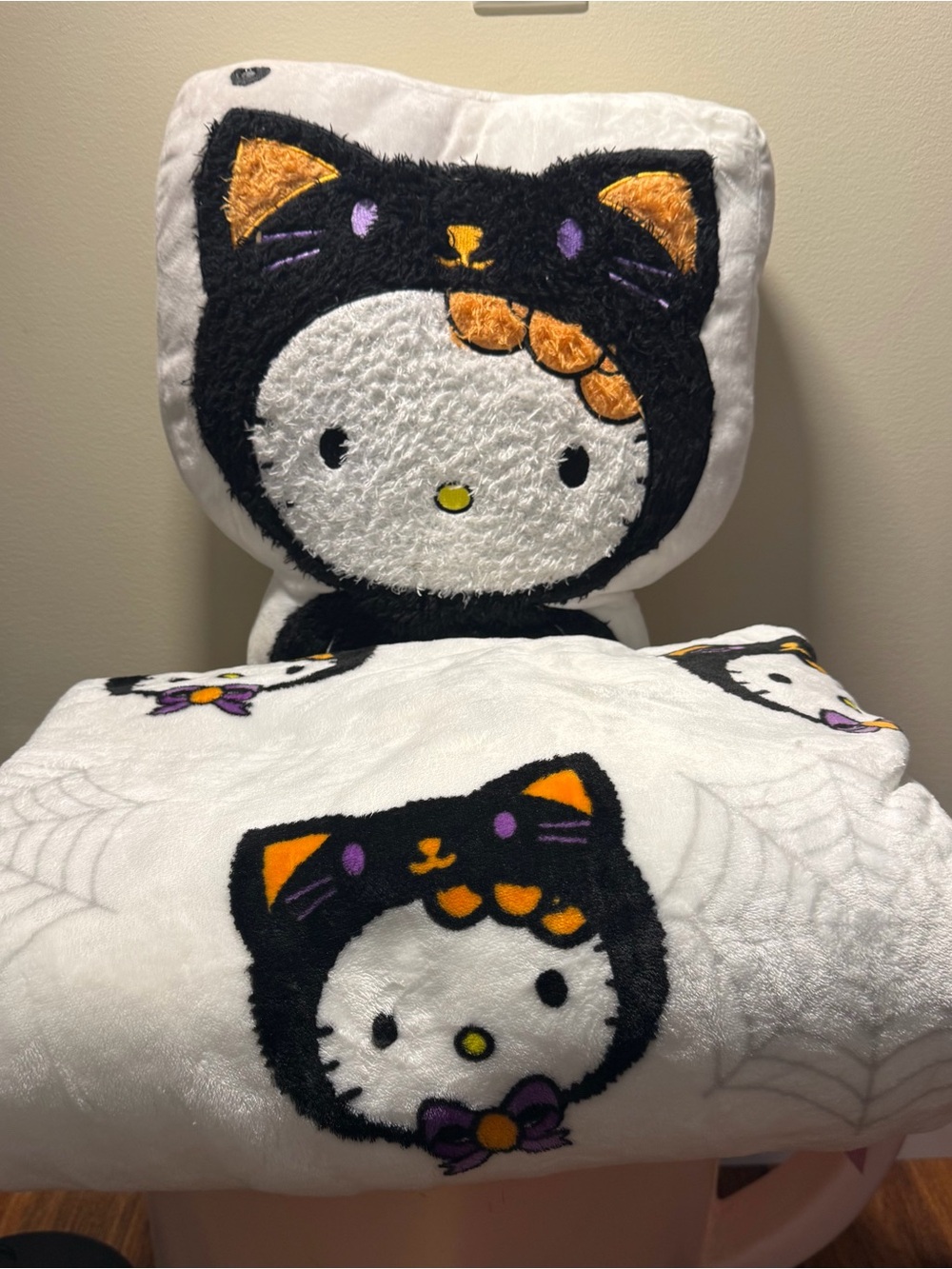 Hello Kitty 2025 Twin Size White Black Cat Blanket & Matching Black Cat Pillow